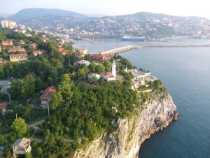 Fener ve Mühendisler Cemiyeti - Semte adını veren Fener ve hemen sağ alt köşesinde Mühendisler Cemiyeti