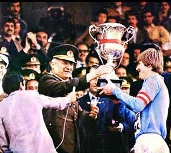 Türkiye Kupası 1980-81 - Ankaragücü, Kenan Evren'in elinden Türkiye Kupası'nı alıyor.